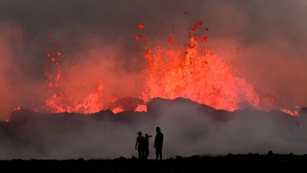 Tourists in Iceland warned to avoid volcanic eruption